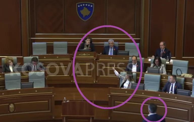 ‘Amerika nervozon’ ministren Haxhiu: Qe fjalët ndaj Tahirit dhe Gashit teksa mikrofoni ishte ndalur