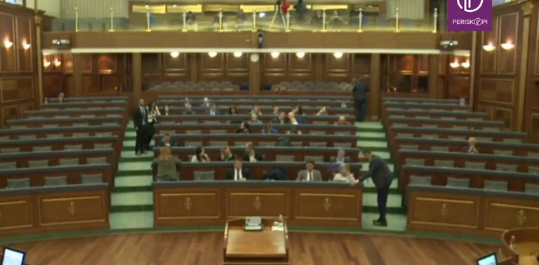 Qe 20 minuta: Zilja cingëron pandërprerë në Kuvend, deputetëve s’iu bëhet vonë, nuk shihen në sallë