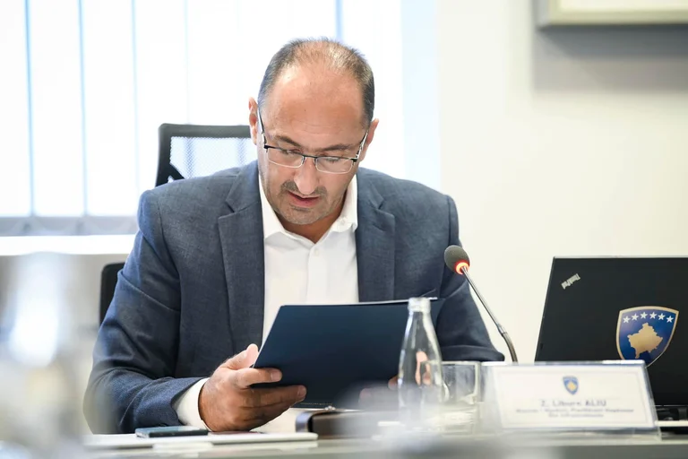 Zbulohen shkelje të reja në tenderin 30 milionësh të ministrisë së Liburn Aliut