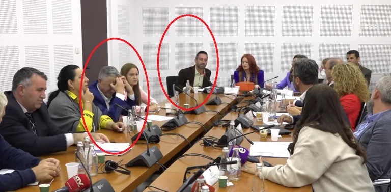 Momenti me 4 foto: Dimal Basha akuza të rënda Rrahman Jasharajt – ky kap kokën, fërkon duart, lëshon mbledhjen
