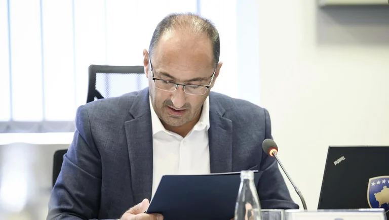 Ministria e Liburn Aliut pezullon tenderin 30 milionësh, dyshime se u favorizuan disa kompani