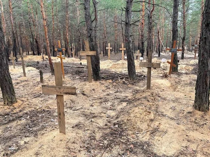 Tjetër mizori ruse: Zbulohet varri masiv në qytetin e çliruar Izyum