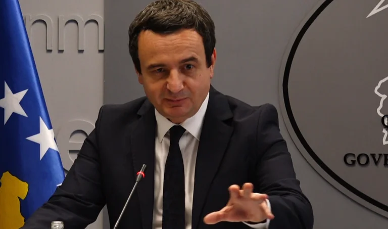 Jaaa, nuk mundem kështu, po vërej një lloj organizimi: Kurti dyshon se gazetarët u organizuan për shumë pyetje