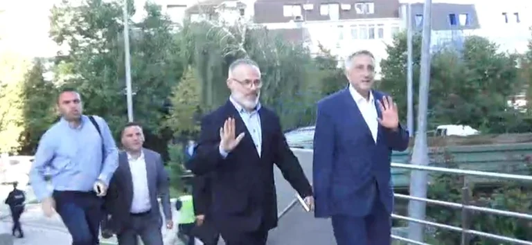 Rrahman Jasharaj me shokë arrijnë në Qeveri për ta takuar Kurtin