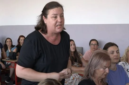 “Albini zemra e Kosovës”, mësuesja e ashpër me Rrahman Jasharajn – mbështetëse e flaktë e Kurtit