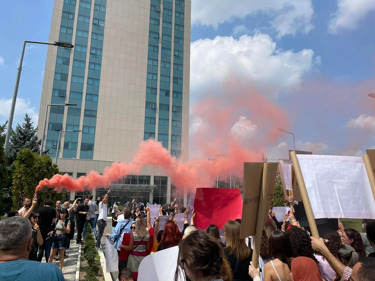 Protestuesit ia zënë derën ministres Albulena Haxhiu