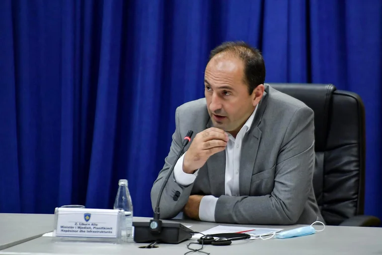 Për tenderin e Autostradave, Ministria e Liburn Aliut lidhi kontratë me kompaninë që ofertoi me 0.004 euro