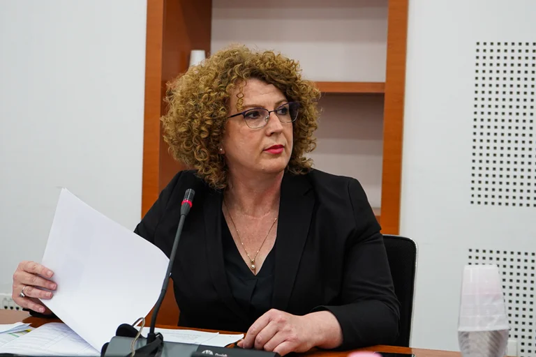 Ministrja Hajdari nuk di si të veprojë, frikësohet të nënshkruajë marrëveshjen përfundimtare me “Kosmonte Foods”