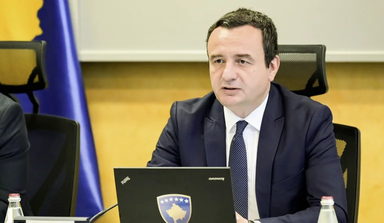 Kurti, gazetës italiane: Serbët kanë dy muaj kohë që t’i ndërrojnë targat e Millosheviqit