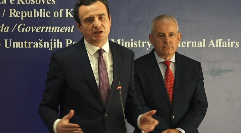 Kurti: Sapo të hiqet barrikada e fundit në veri, dokumentet hyrje-dalje shtyhen për 1 shtator