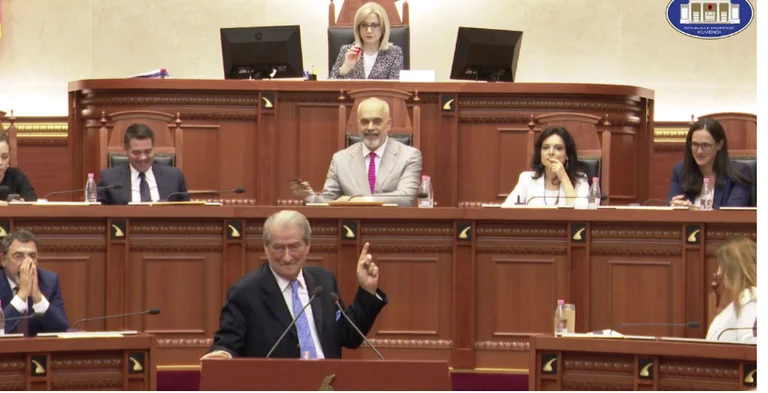 Çoi naftë Millos. Hallazi 2 metra: Edi Rama dhe Sali Berisha të ashpër me njëri-tjetrin