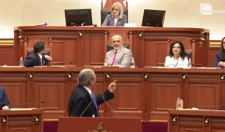 Sali Berisha tenton të flas në Kuvend: Ia ndalin mikrofonin (Video)