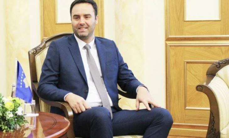 Momenti kur Glauk Konjufcën ‘e lëshon’ karriga (Video)