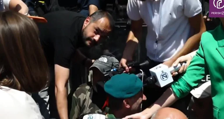 Protestuesit ulen këmbëkryq në oborrin e Kuvendit