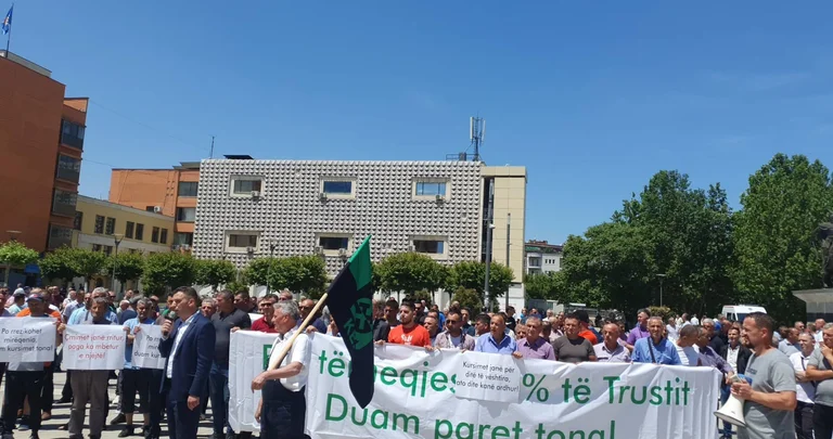 Protestuesit e KEK’ut që kanë dalë për Trust: Po shkojmë t’u bashkëngjitemi veteranëve