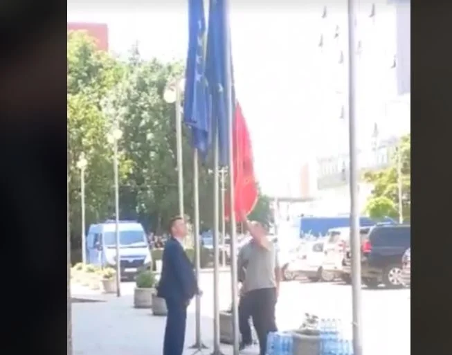 Veteranët ngrisin lart flamurin e UÇK’së para Kuvendit