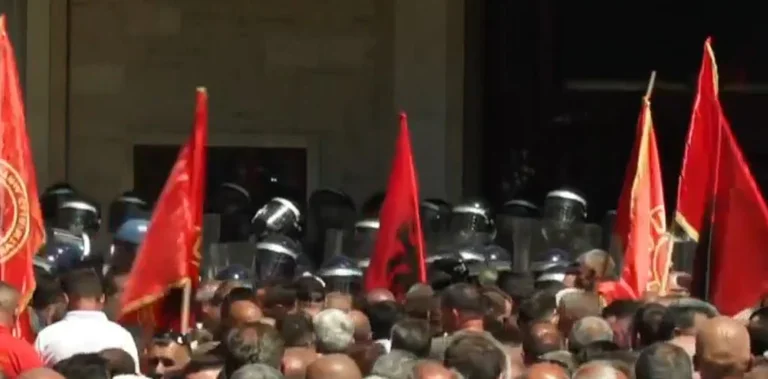 Policia i vendos maskat kundër gazit lotsjellës