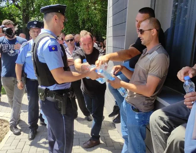 Policia u shpërndanë ujë veteranëve (Foto)
