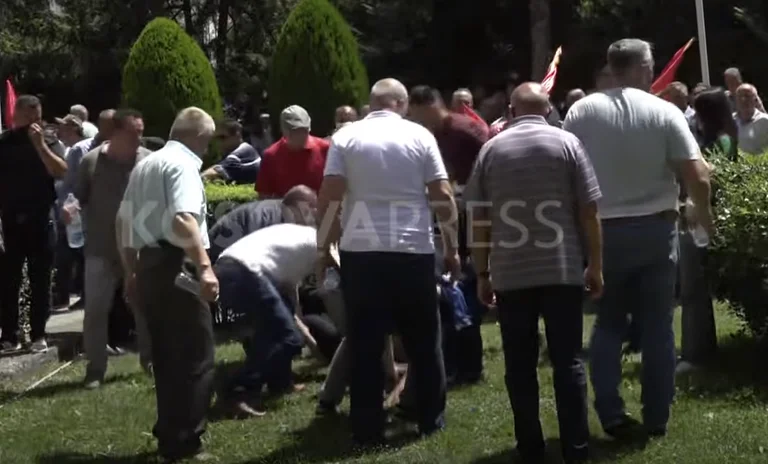 LAJMI I FUNDIT: Veterani i luftës shihet i shtrirë për toke (Pamjet)