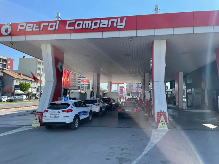 Sa familje ndihmoi Petrol Company?