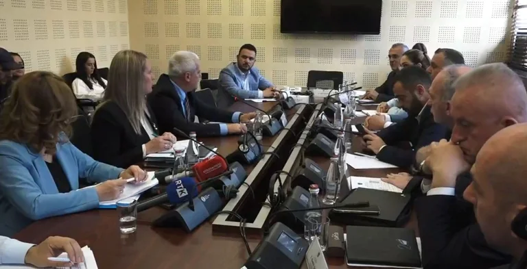 KFOR’i i zhbllokoi, Sveçla e Simiq replikojnë për rrugët e bllokuara në veri nga policia