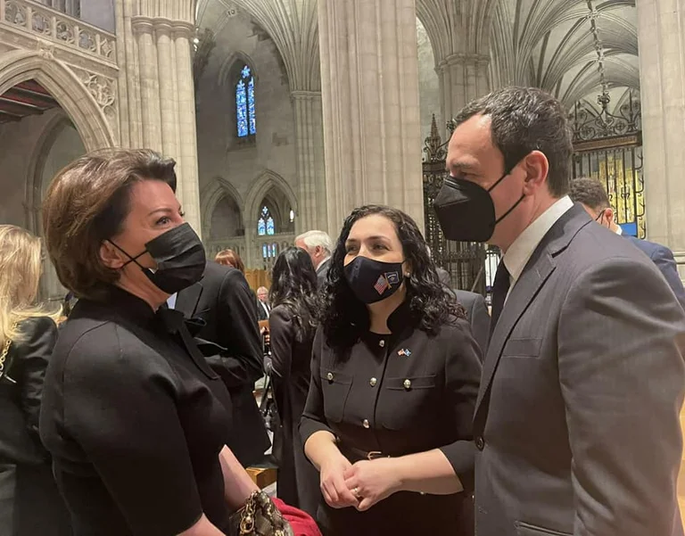 Jahjaga në varrimin e Albright: Aty takon Kurtin e Osmanin