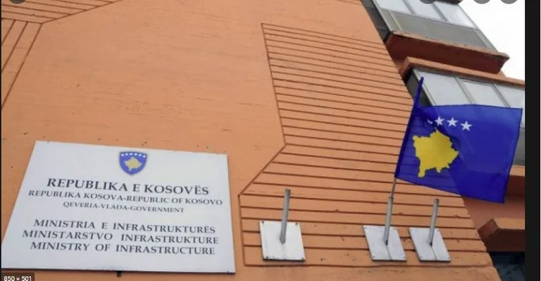 Zyrtarët e Ministrisë së Infrastrukturës nga puna në gjykatë, pastaj si të akuzuar përsëri në punë