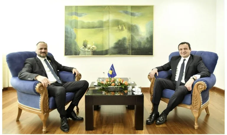Ministria e Pecit shpërbleu kundërligjshëm kompaninë e afaristit që kryeministri Kurti e priti në takim