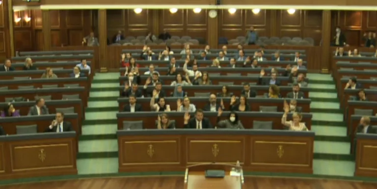 Nuk kalon Projekt-Kodi Civil për martesat e seksit të njëjtë, 77 deputetë japin veç 28 vota pro