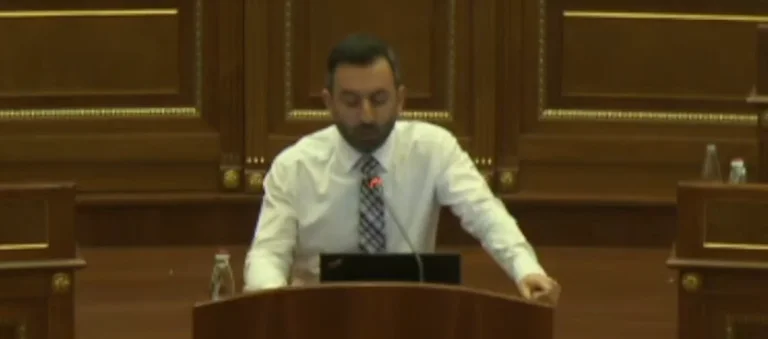 Dimali i VV’së – krejt deputetëve: iPhone’at që i keni në dorë i ka bo një homoseksual