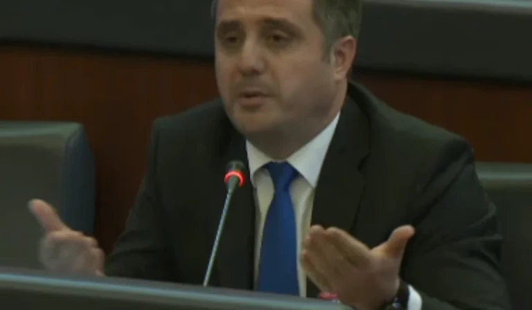 Martesat e seksit të njejtë, Selmanaj akuzon Qeverinë Kurti për mungesë të guximit në vendimmarrje