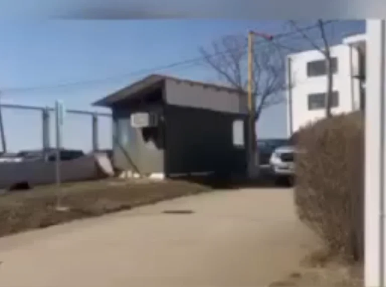Momenti kur sillen në Inspektorat policët e arrestuar (VIDEO)