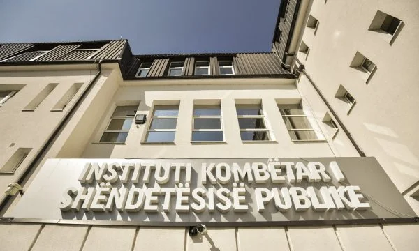 IKSHPK apelon qytetarët: Omicron është tejet ngjitës, mbani maskat kudo