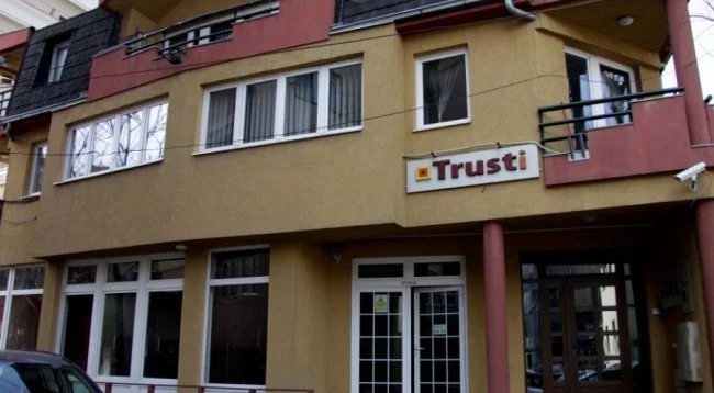 Trust-i humbi paratë nga fondet që investoi kryesisht për herë të parë në to