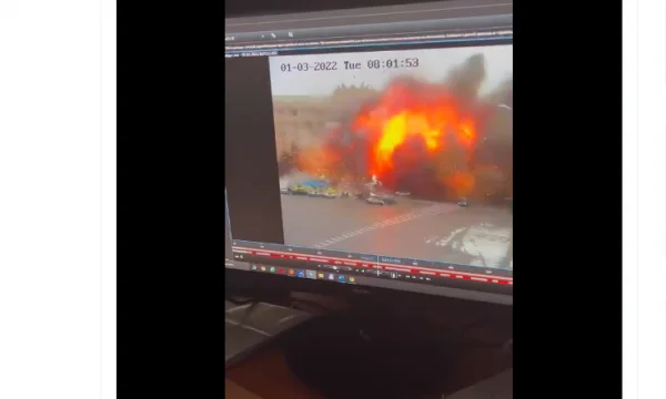Publikohen pamje nga sulmi me raketa në një ndërtesë qeveritare në Kharkiv