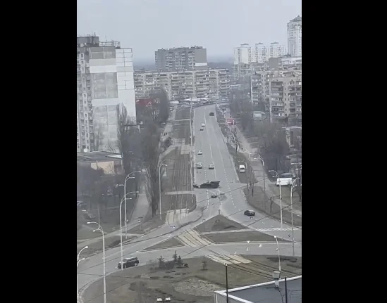 Pamje që tregojnë se tanket ruse kanë hyrë në rrethinën e Kievit