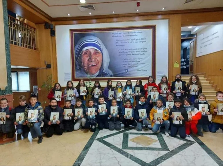 Keqpërdorim i fëmijëve: Nxënësit me foto të Glaukut e të Vjosës mbajnë aktivitet në Kuvend