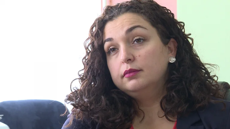 Komenti në Kushtetuese: Vjosa Osmani del kundër dekretit që Avdullah Hoti propozohet për Kryeministër