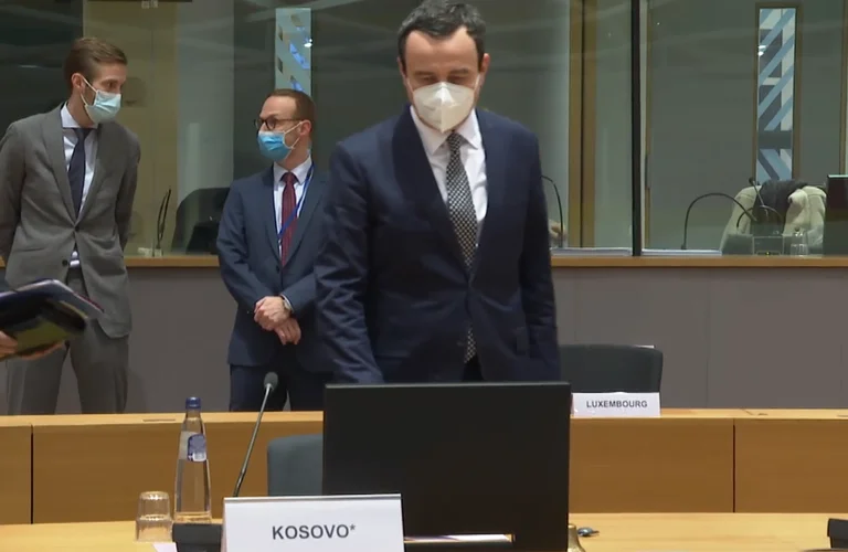 “Tradhti shtetërore”: Albin Kurti për fusnotën më 2012 (Video)