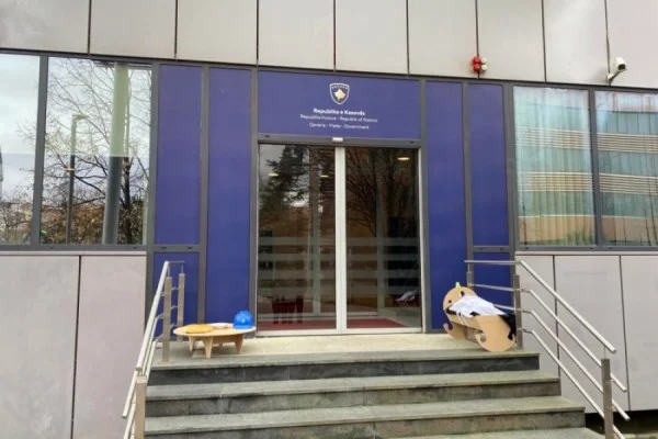 “Kurti s’po na takon”: Punëtorët e Feronikelit ia lënë në derë Kryeministrit një sofër me ‘bukë e kryp’ dhe një djep