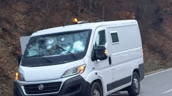 Dalin pamjet se si furgoni me para grabitet në pikë të ditës në rrugën Gjilan-Prishtinë