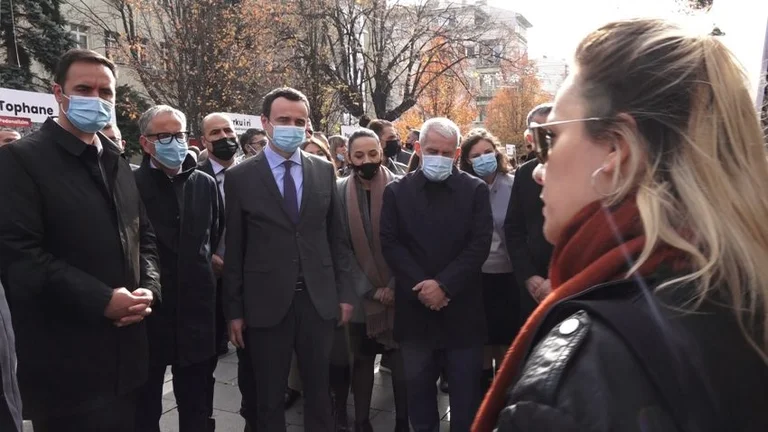 Motra e zyrtarit të Doganës i zë rrugën në shesh Kurtit e Sveçlës: “Kërkuam takim, na injoruat”