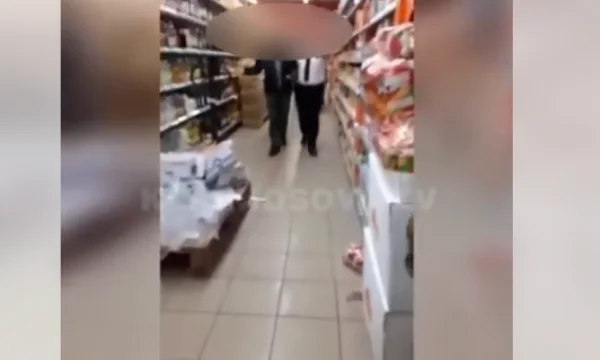 Pamje të reja: Burri që rrahu një grua në market, ofendon rëndë gratë tjera
