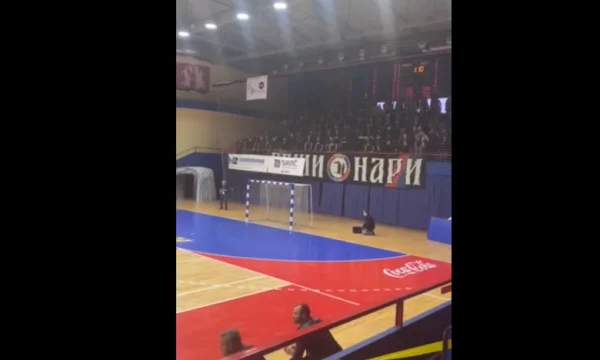 Pamje: Tifozët serbë me thirrje nacionaliste dhe raciste “vritini shqiptarët” gjatë ndeshjes Borac – Besa