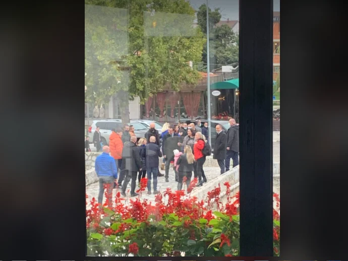 Kurti thyen heshtjen duke lobuar për Haskukën në Prizren, eskorta e tij bllokon rrugën kryesore (Video)