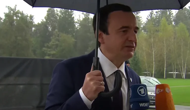 Nuk është ironi: Militantët e VV-së shpërthejnë në gëzim, lavdërojnë Kurtin që e mban çadrën vet