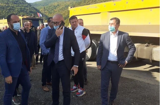 Krerët e Listës Serbe bëjnë thirrje për tensionim të situatës në veri, i kërkojnë ndihmë edhe Vucicit