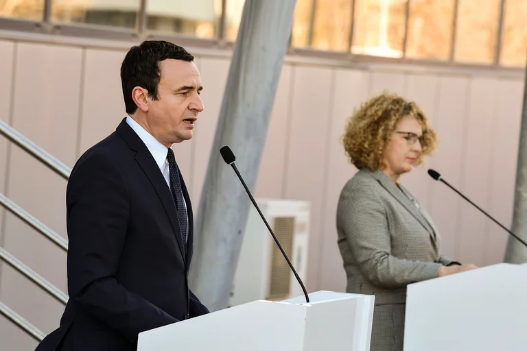 Qeveria Kurti i bllokon investimet qindra milionëshe, rrezikon të përfundojë në arbitrazh