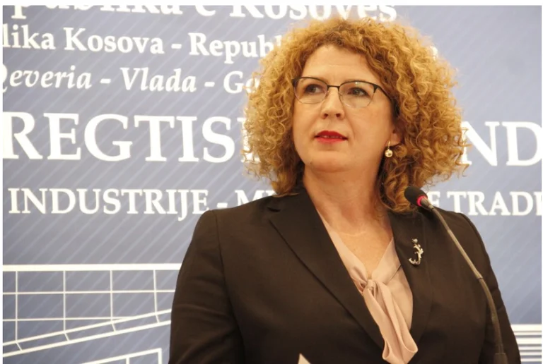 Vartësja e Kurtit jep një arsyetim për heqjen e taksës për bllokat e Serbisë: U bënë 5 vjet