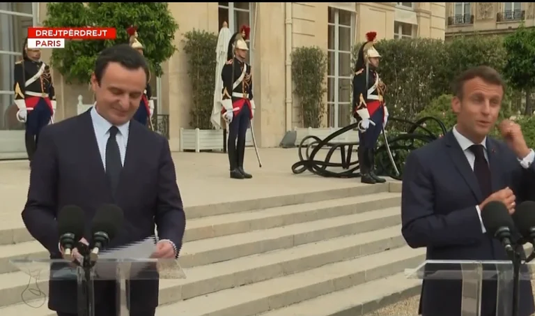Macron fton Kosovën dhe Serbinë që të gjejnë një kompromis